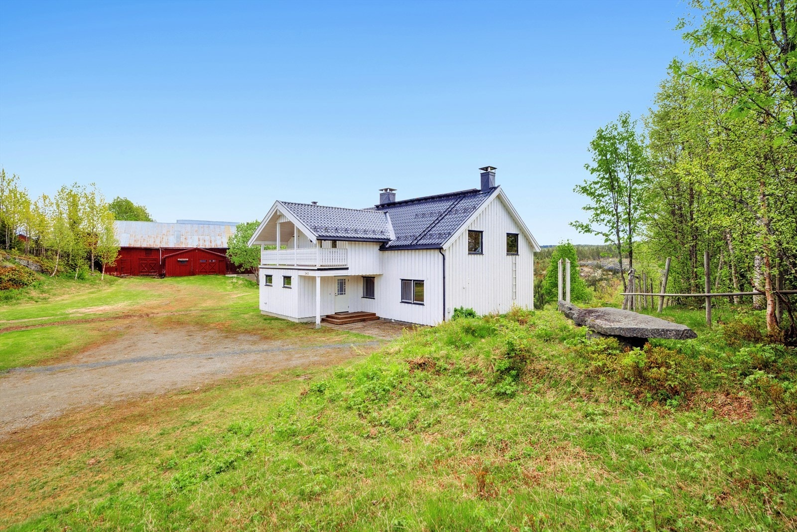 Med tomt på ca. 8943 kvm har du rikelig med plass til å boltre deg på. Galleribilde