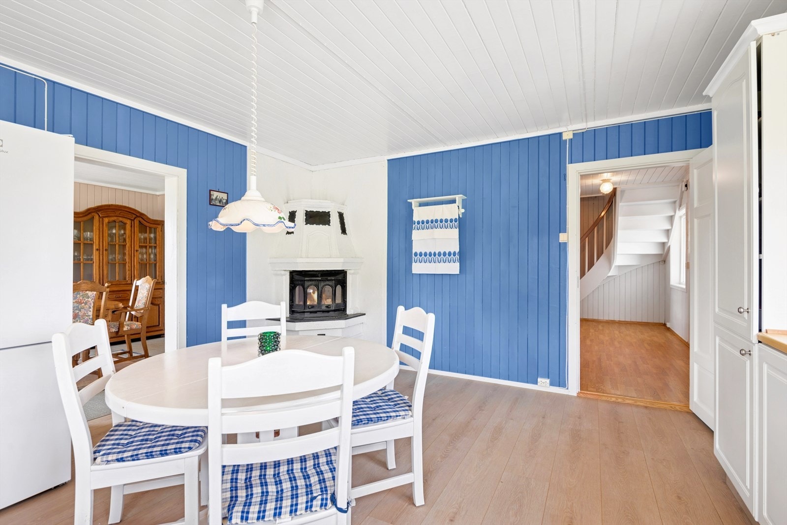 Det er murt elementpeis med innsats på kjøkkenet, som bidrar til både varme og hyggelig atmosfære! Galleribilde