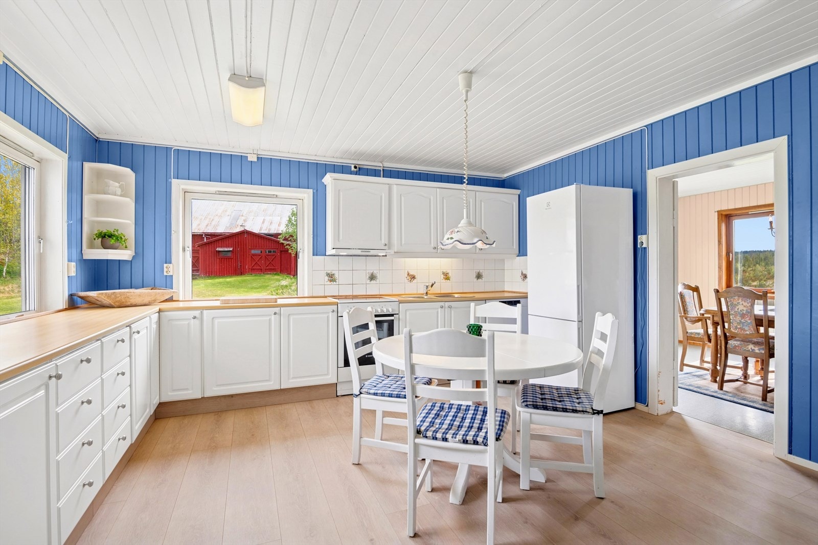 Du har adkomst til kjøkkenet fra spisestuen. Her ble det lagt nytt gulv i 2022. Galleribilde