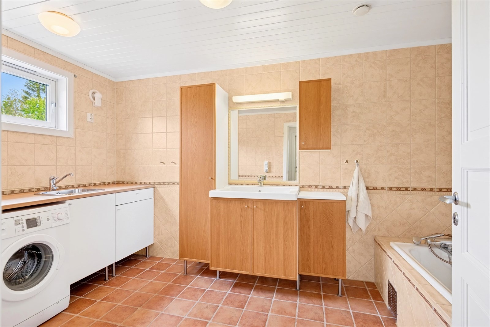 Både gulv og vegger er flislagt, og gulvet har behagelig gulvvarme. Galleribilde