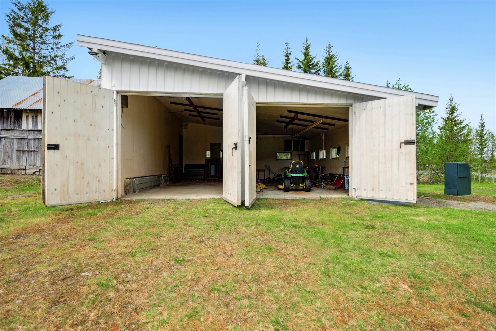 Garasjen er isolert og det er lagt inn strøm. Galleribilde