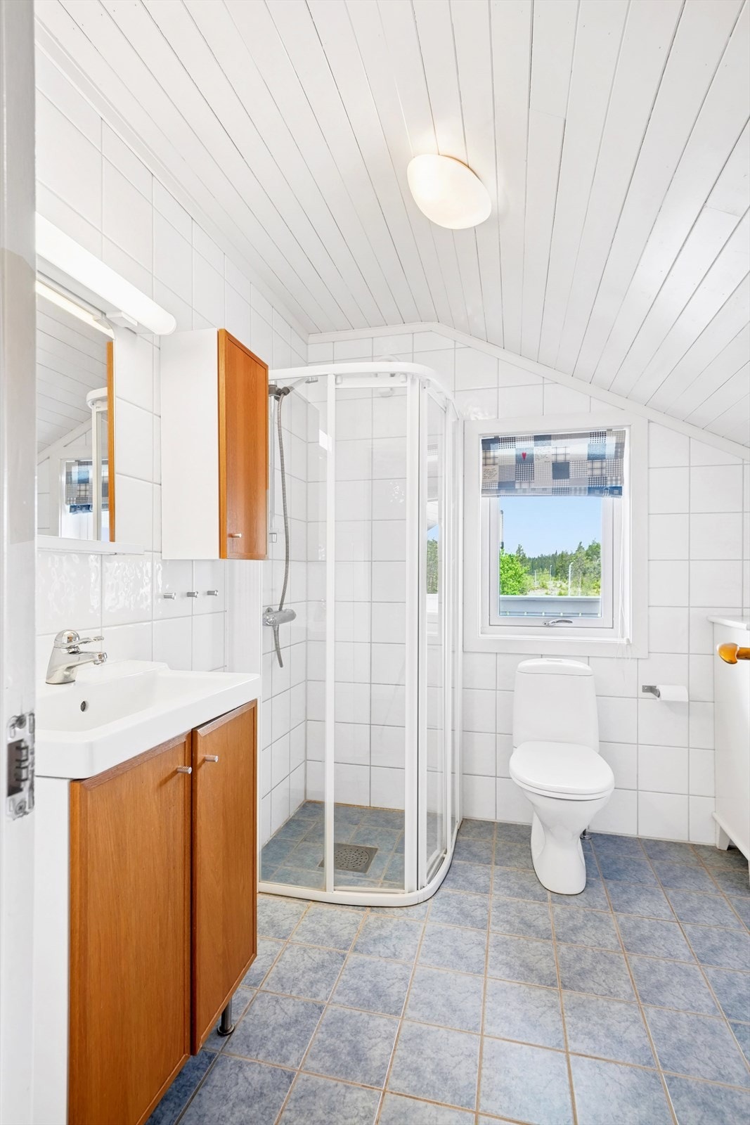 Badet i 2. etasje ble oppført i 2004 og er ifølge eier bygget av faglærte håndverkere. Galleribilde