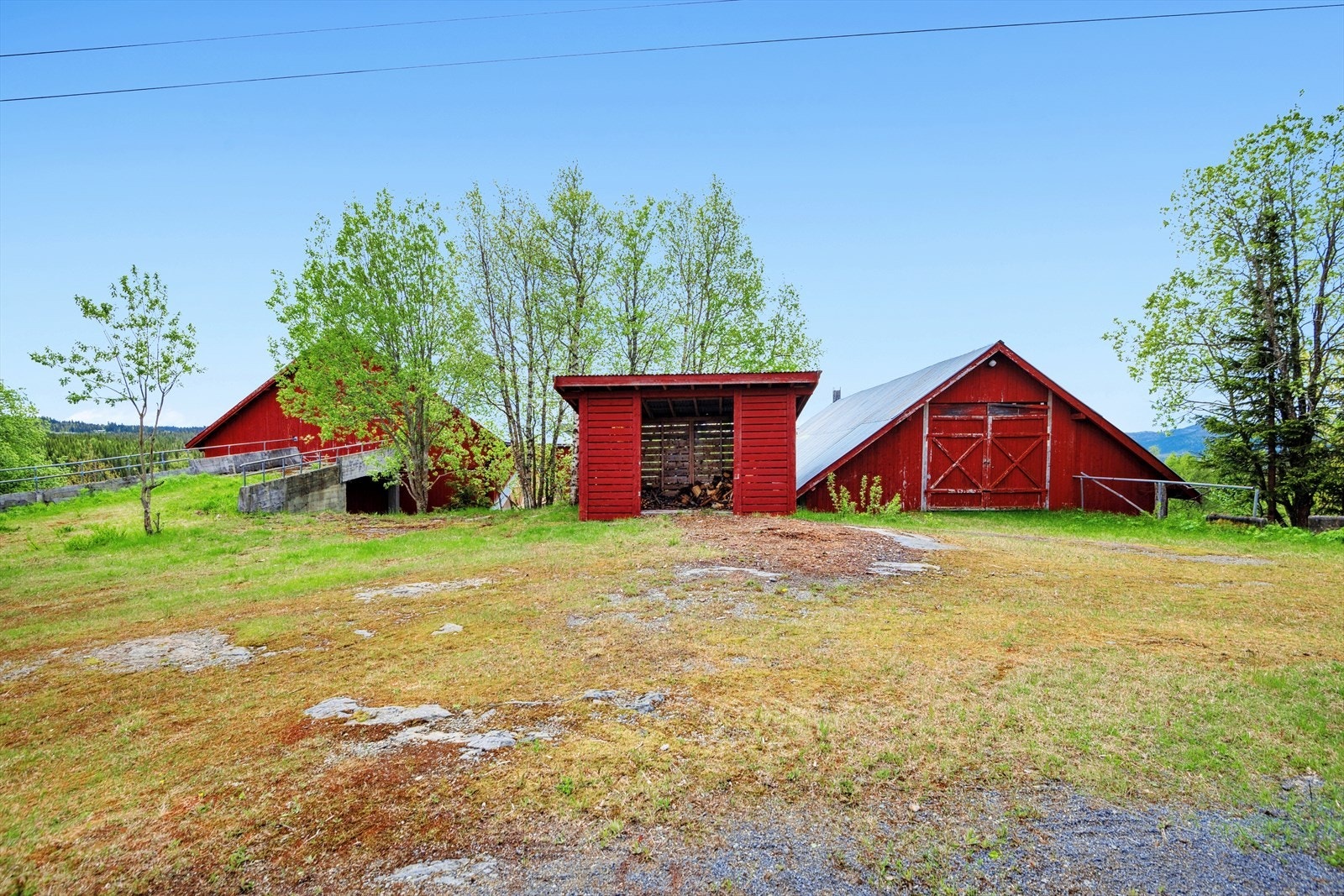 I tillegg til eneboligen får du også med låve, vedskjul, redskapsbod og garasje. Galleribilde