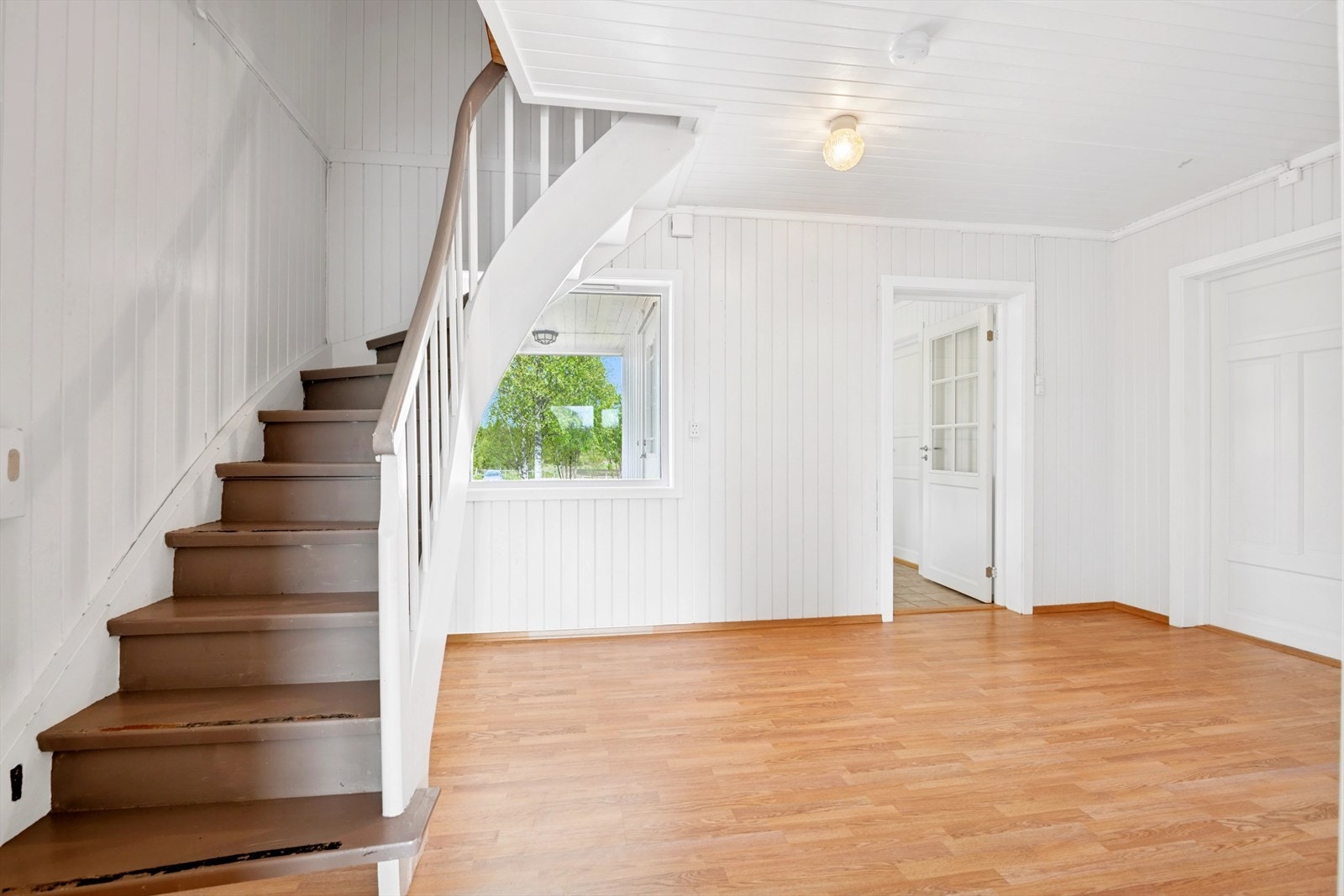 Fra entreen kommer du til en lys og pen hall med adkomst videre opp til andre etasje. Galleribilde