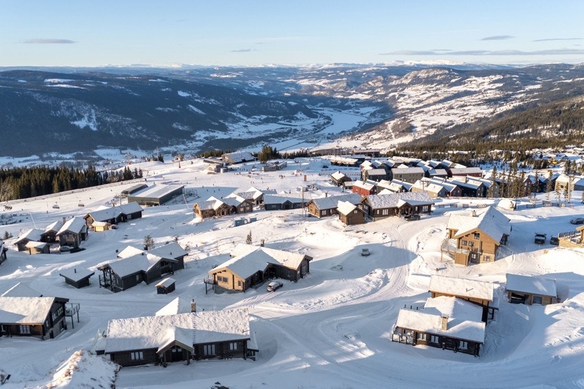 Til tross for den rolige og tilbaketrukne beliggenheten, har du kort vei til servicetilbud. Øyer sentrum ligger kun ca. 4 km unna og byr på flere dagligvarebutikker, vinmonopol, sportsbutikk, restauranter og øvrig servicetilbud Galleribilde