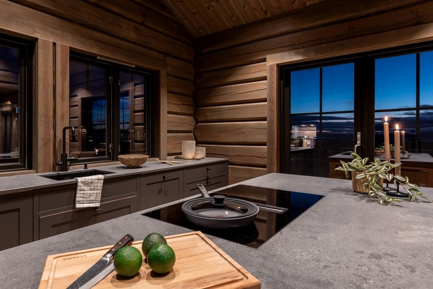 I kjøkkenøya er det nedfelt koketopp med integrert avtrekk. Det er montert vannstopper i benk, samt kjøkkenventilator med kullfilter Galleribilde