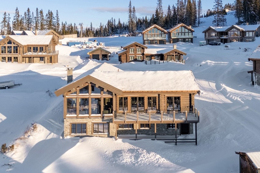 Utearealene består av en terrasse på 37 kvm i hovedetasjen og ytterligere 17 kvm i underetasjen - perfekte soner for å nyte solrike dager og den storslåtte utsikten Galleribilde