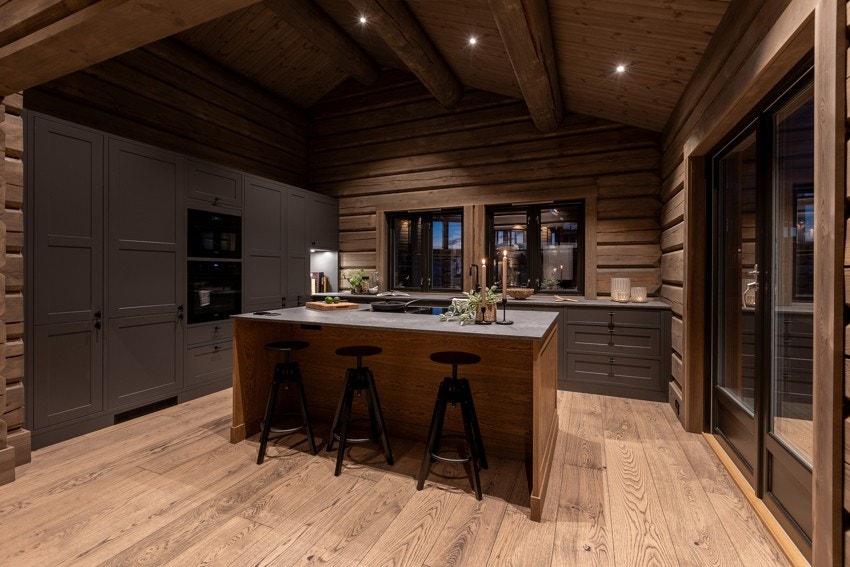 Kjøkkenet er gjennomført med løsninger som kombinerer funksjonalitet og stil Galleribilde