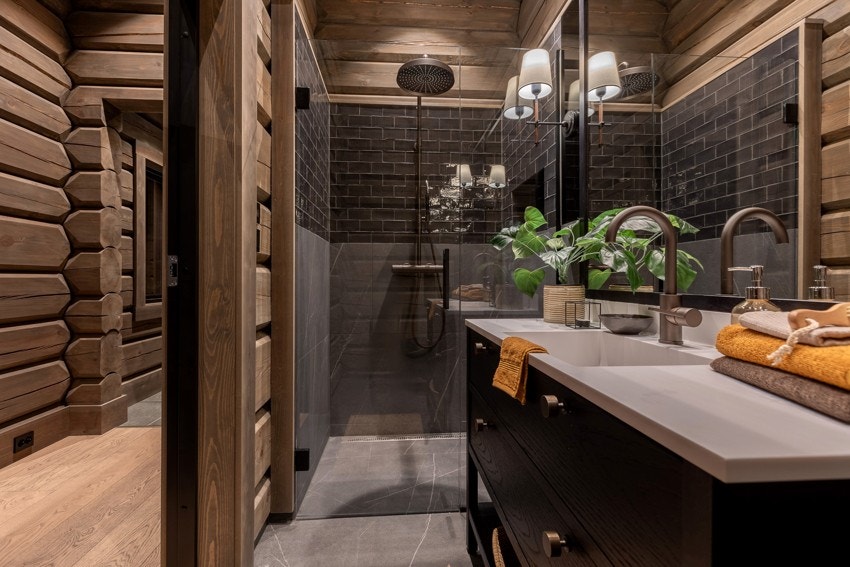 Baderommet har flislagt gulv med vannbåren gulvvarme, servant med servantskap i finerte eikefronter, veggmontert toalett og dusjdører i herdet glass Galleribilde