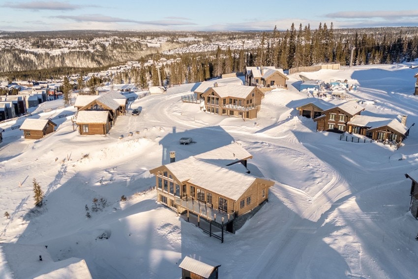 Sommerstid forvandles området til et eldorado for friluftsliv. Stier og sykkeltraseer tar deg innover fjellet, hvor naturen inviterer til alt fra korte ettermiddagsturer til heldagsopplevelser i høyfjellet Galleribilde