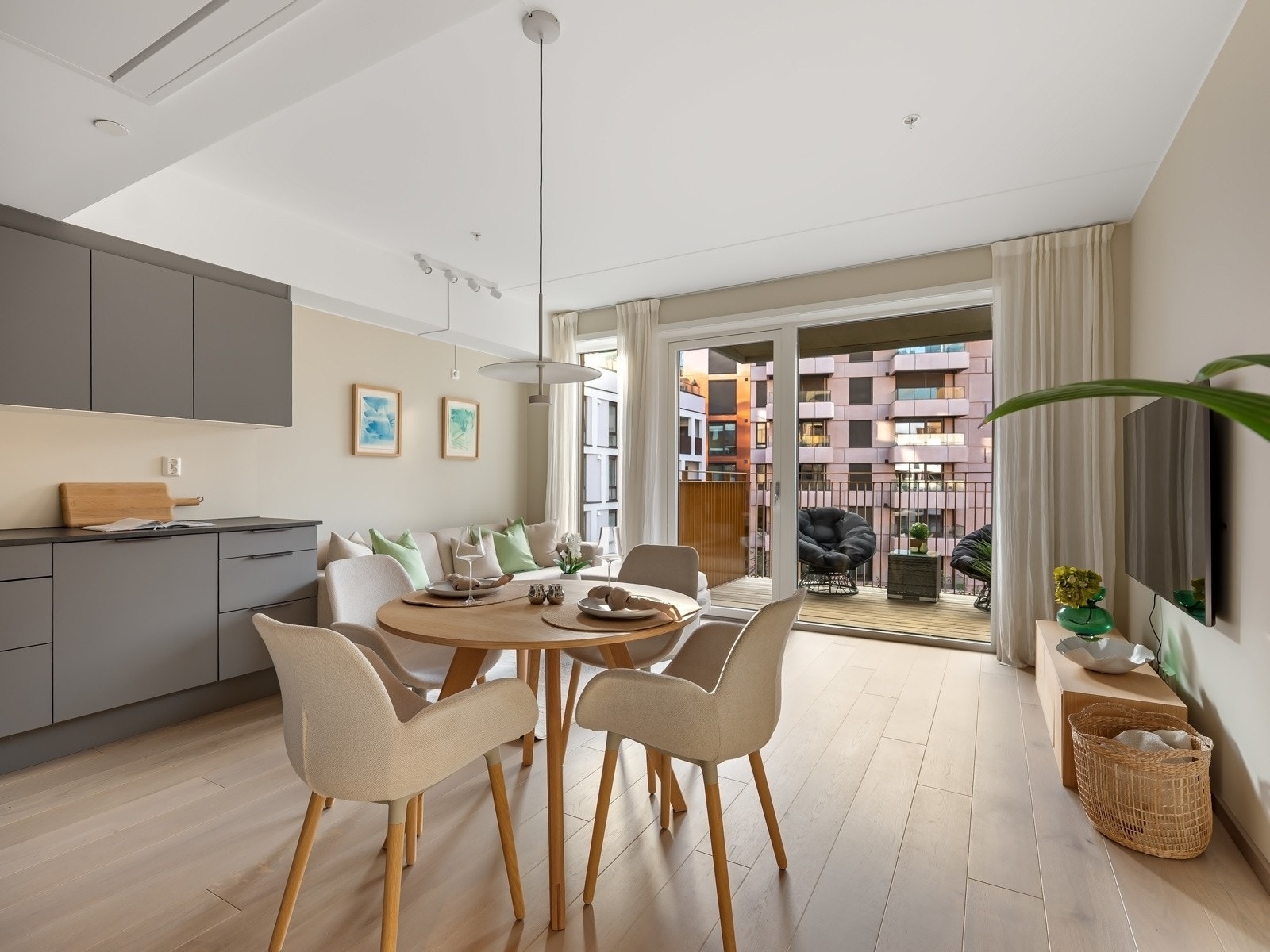 Fra stuen er det direkte utgang til en vestvendt balkong med sol fra tidlig ettermiddag til sen kveld. Galleribilde