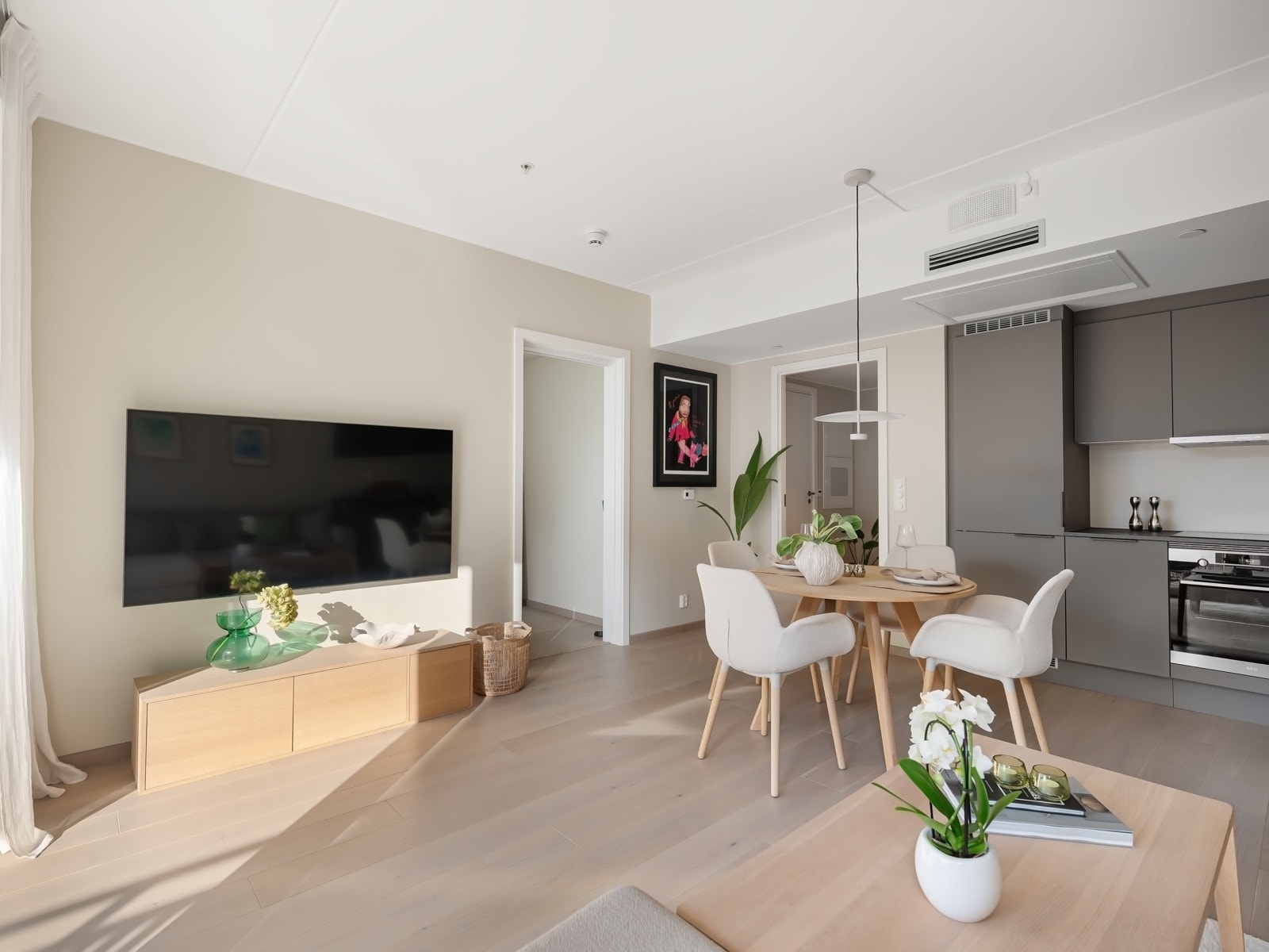 Her er det enkelt å være sosial med gjestene mens maten tilberedes. Galleribilde