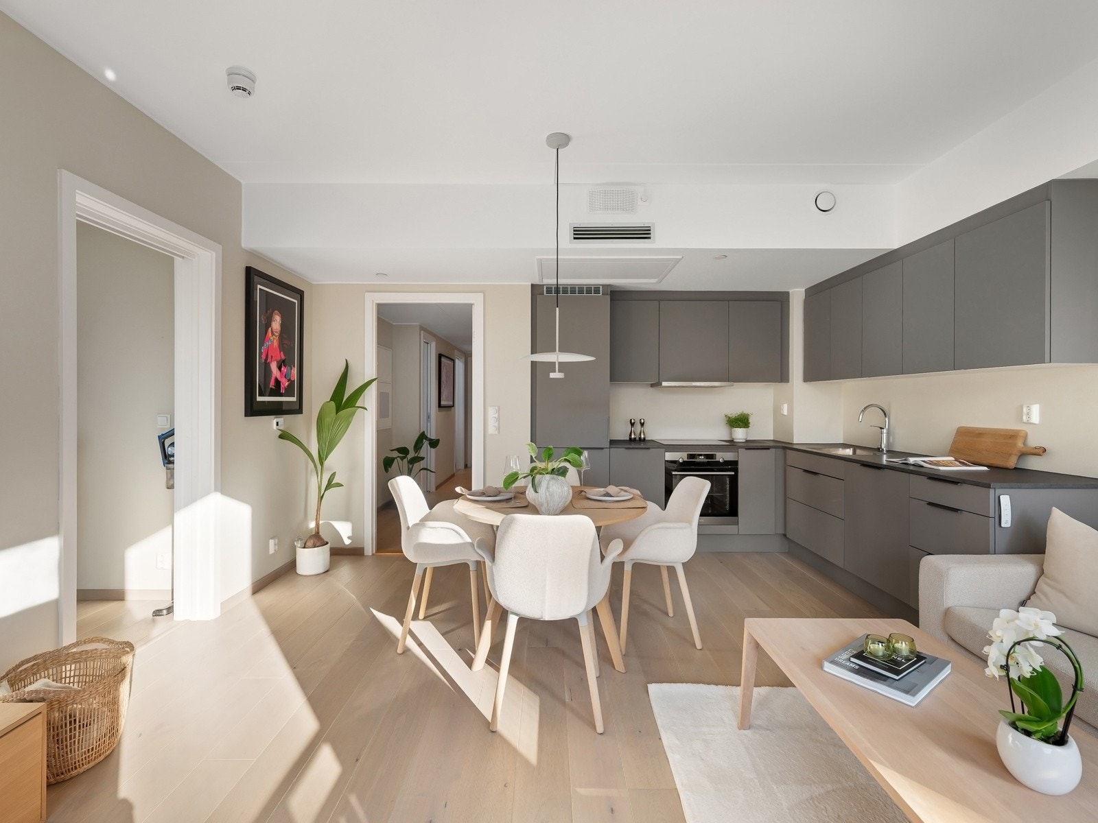 Rommets åpne løsning gir god plass til både sofagruppe og spisebord, og gjør det enkelt å møblere etter egen smak og behov. Galleribilde