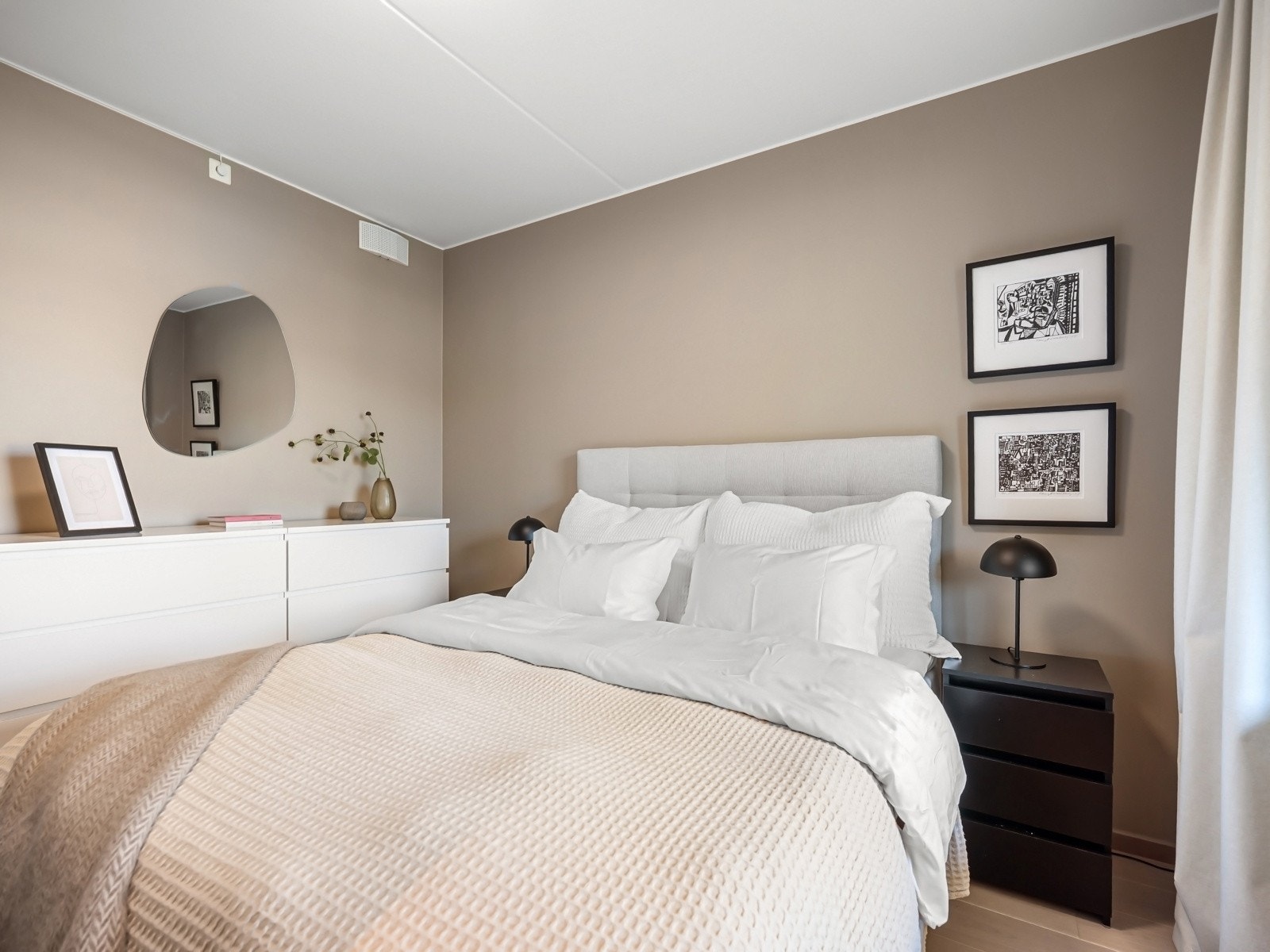 Veggene er malt i delikate fargetomer. Galleribilde