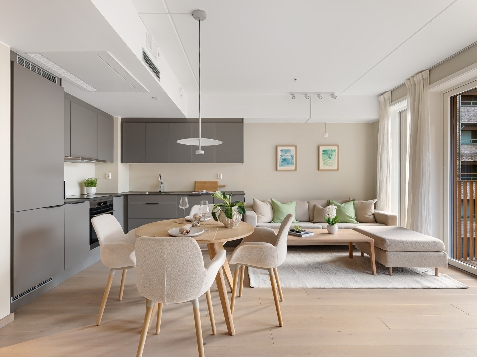 Stuen fremstår som lys og innbydende med store vindusflater som slipper inn rikelig med naturlig lys. Galleribilde