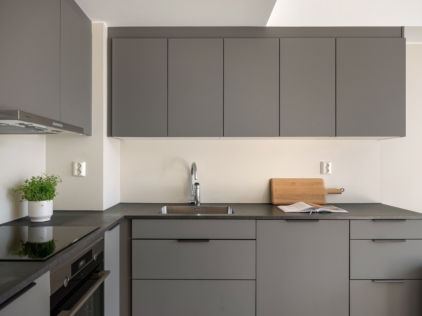 Kjøkkenet er utstyrt med integrerte hvitevarer, inkludert oppvaskmaskin, samt underlimt kjøkkenvask med godt vanntrykk og vanntilførsel via rør-i-rør-system. Galleribilde