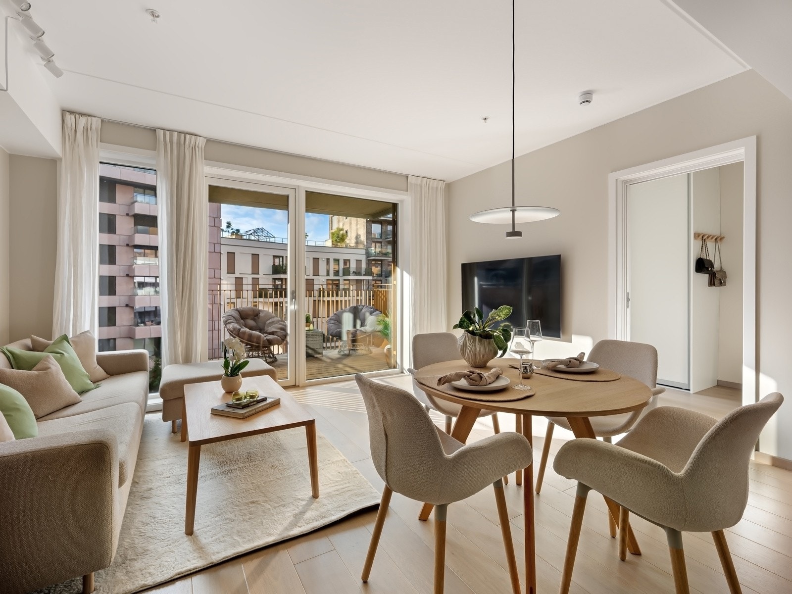 En moderne og gjennomført 3-roms i Clemenskvartalet fra 2023, med balkong, heis og tilgang til flott felles takterrasse. Galleribilde