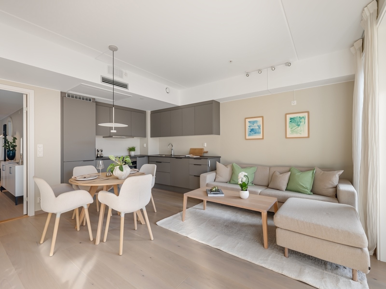 I en åpen løsning mot stuen finner du et stilrent og delikat HTH-kjøkken. Galleribilde