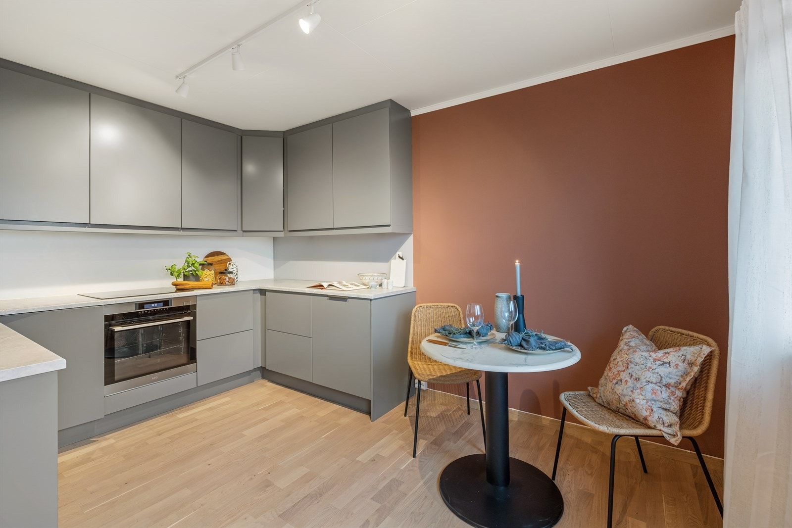 Delikat kjøkken med laminerte skrog og laminert benkeplate med kjøkkenkum. Galleribilde