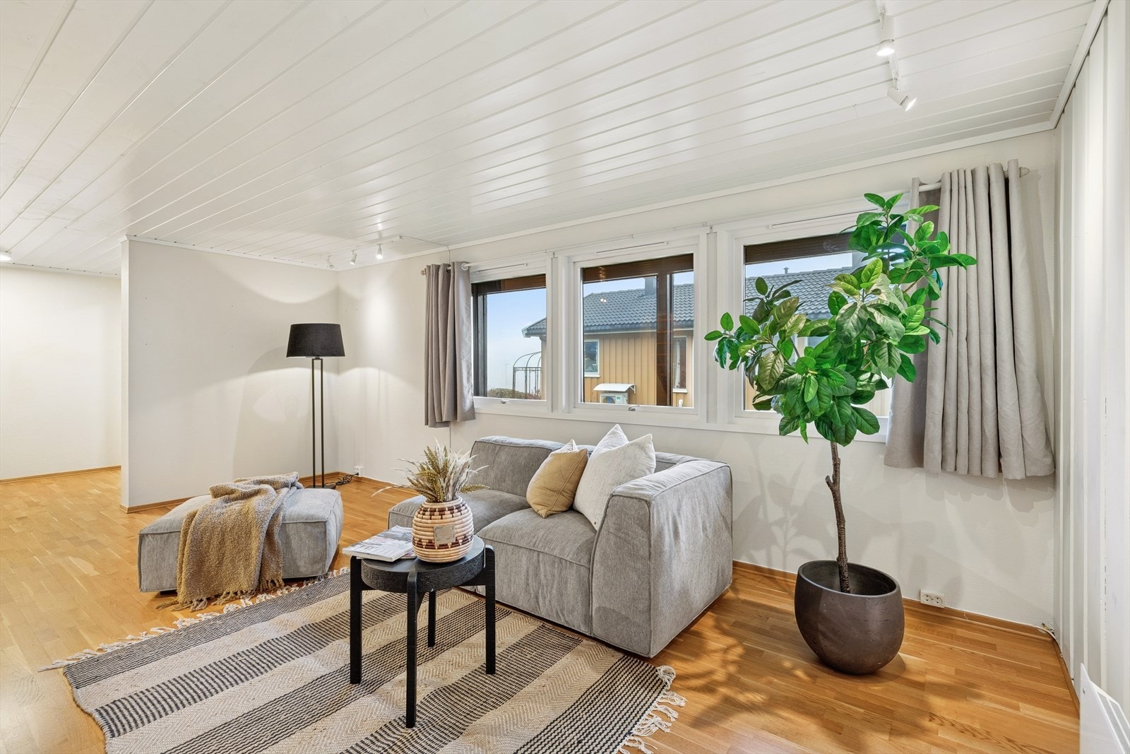 Praktisk kjellerstue med god plass til sofagruppe og diverse møbler. Galleribilde