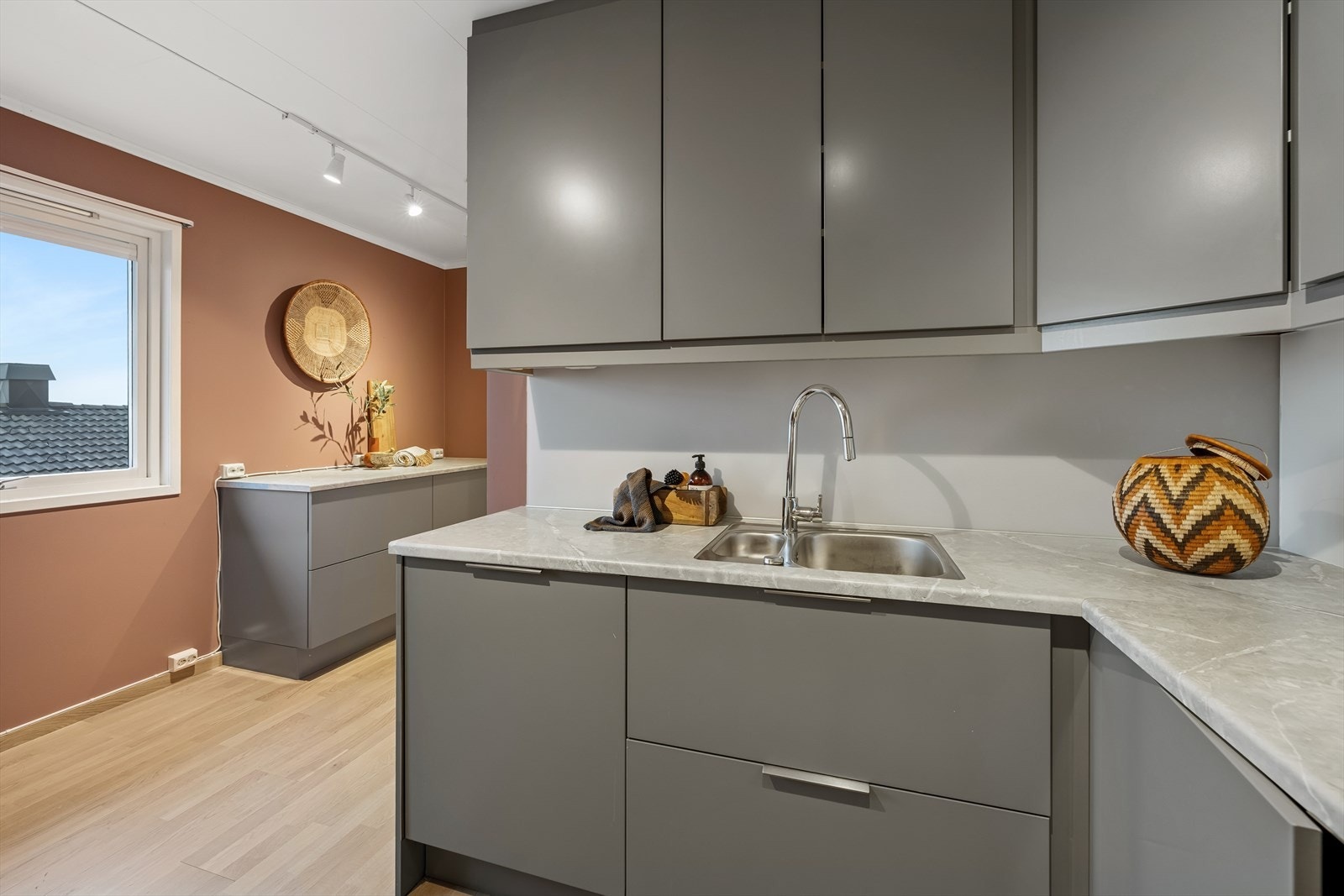 Kjøkkenet har godt med skap og benkeplass. Galleribilde