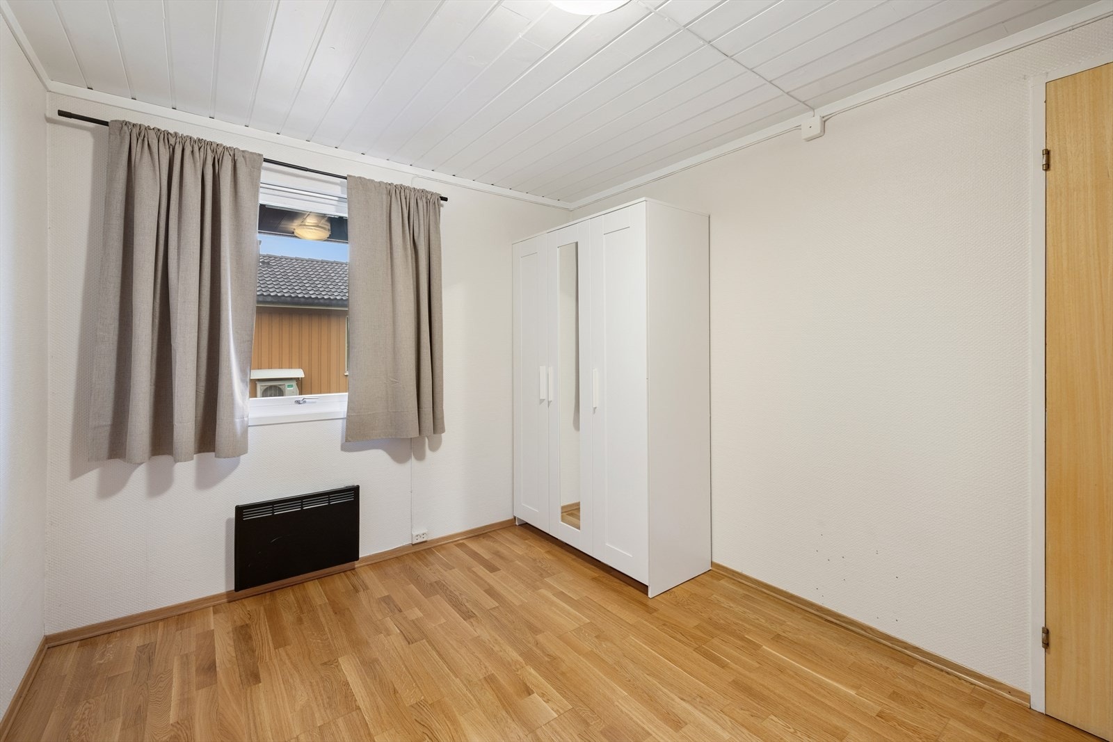 Romslig soverom med plass til seng og garderobeskap. Galleribilde