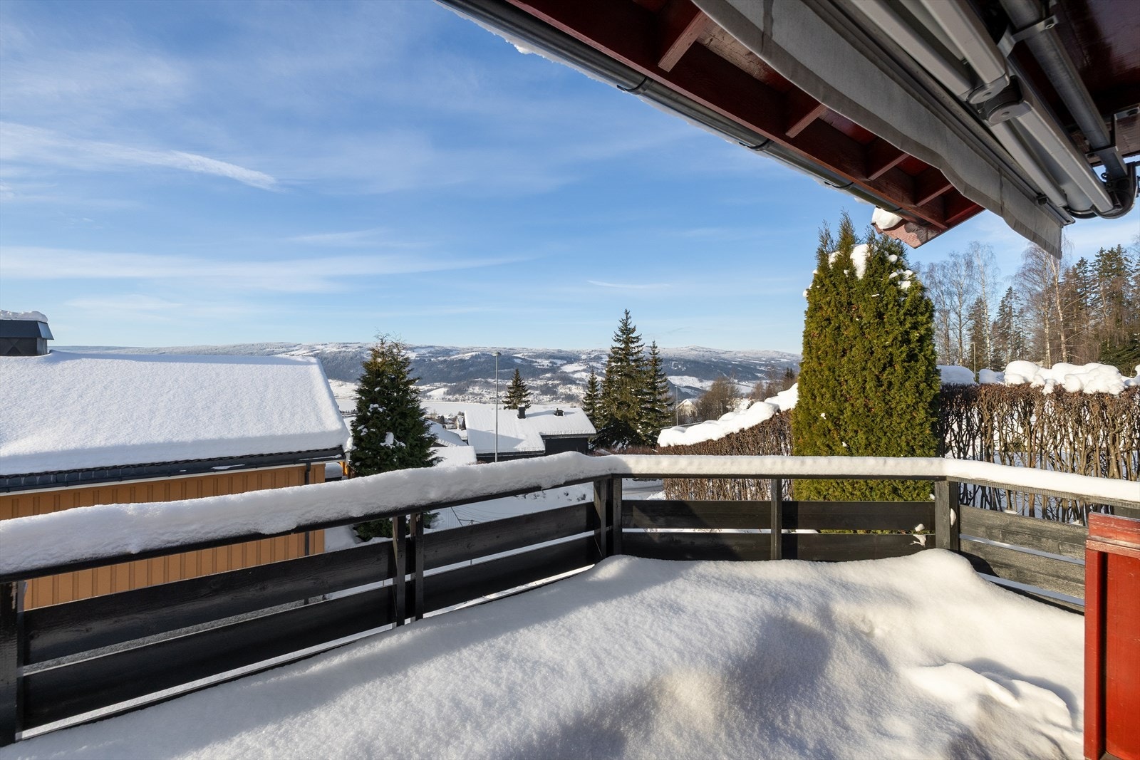 Romslig veranda med god plass til diverse utemøbler. Her kan flotte sommerdager virkelig nytes. Galleribilde
