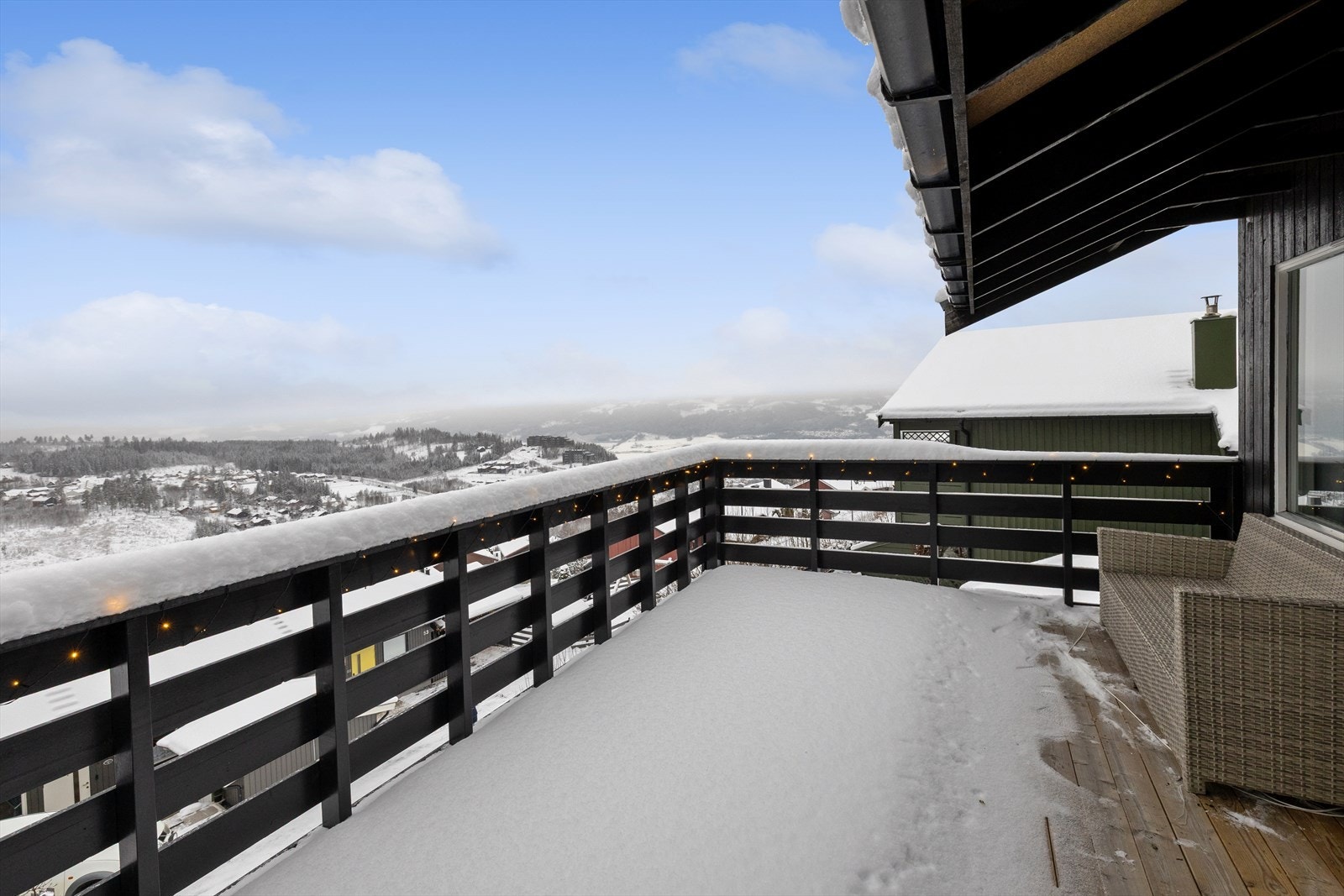 Romslig veranda med plass til diverse utemøbler. Galleribilde