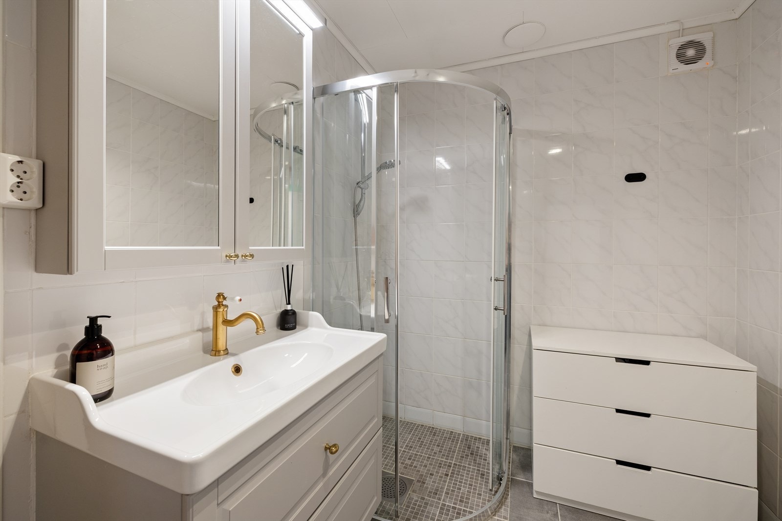 Badet har flislagte vegger og gulv med gulvvarme. Galleribilde