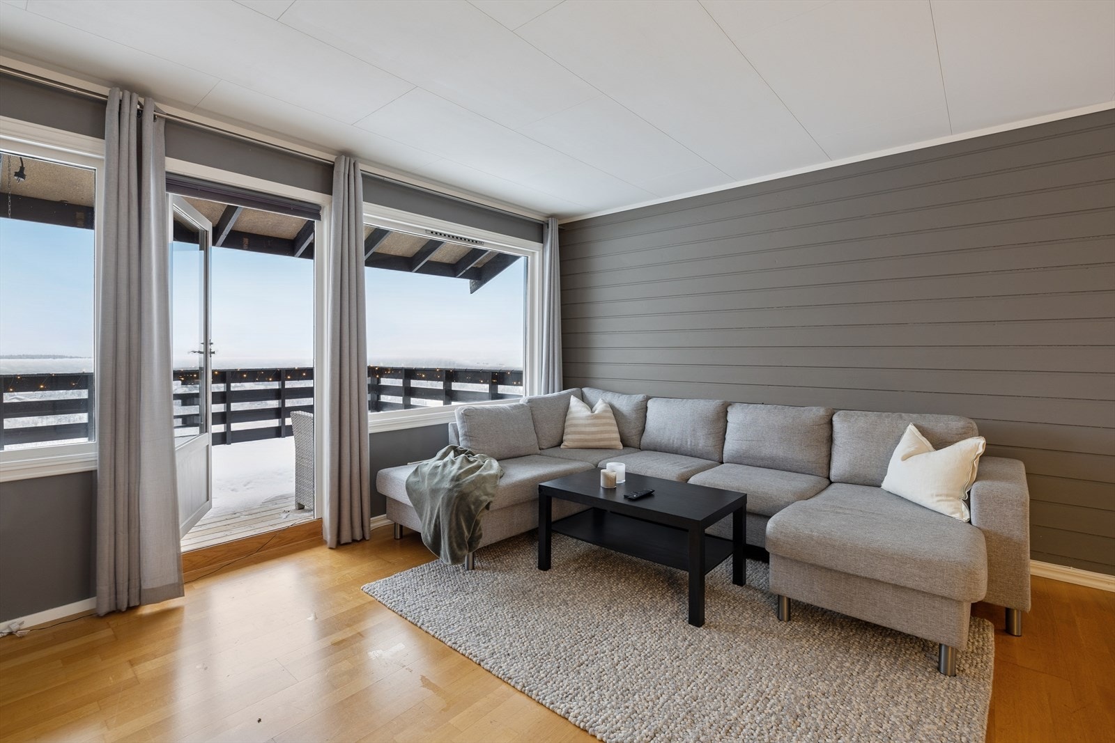 Utgang fra stue til veranda. Galleribilde