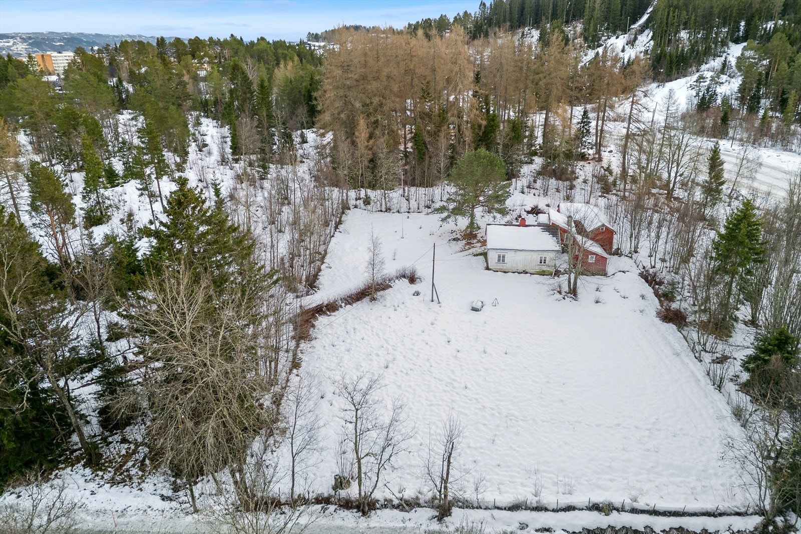 Eneboligen er en eldre husmannsbolig, opprinnelig satt opp på Byneset men som ble flyttet hit, til "Opplandsplass" rundt 1885. Galleribilde