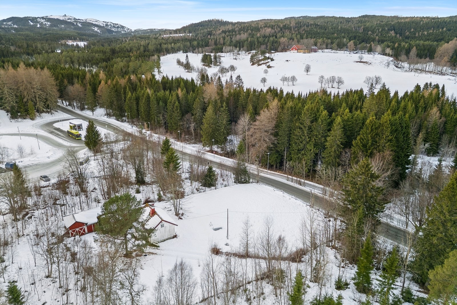 Boligen har et internt bruksareal på 59m² og går over to plan med bla. kjøkken, sovealkove, stue, loft og soverom. Festa tomt på ca. 2 mål med grøntarealer, trær og busker. Galleribilde