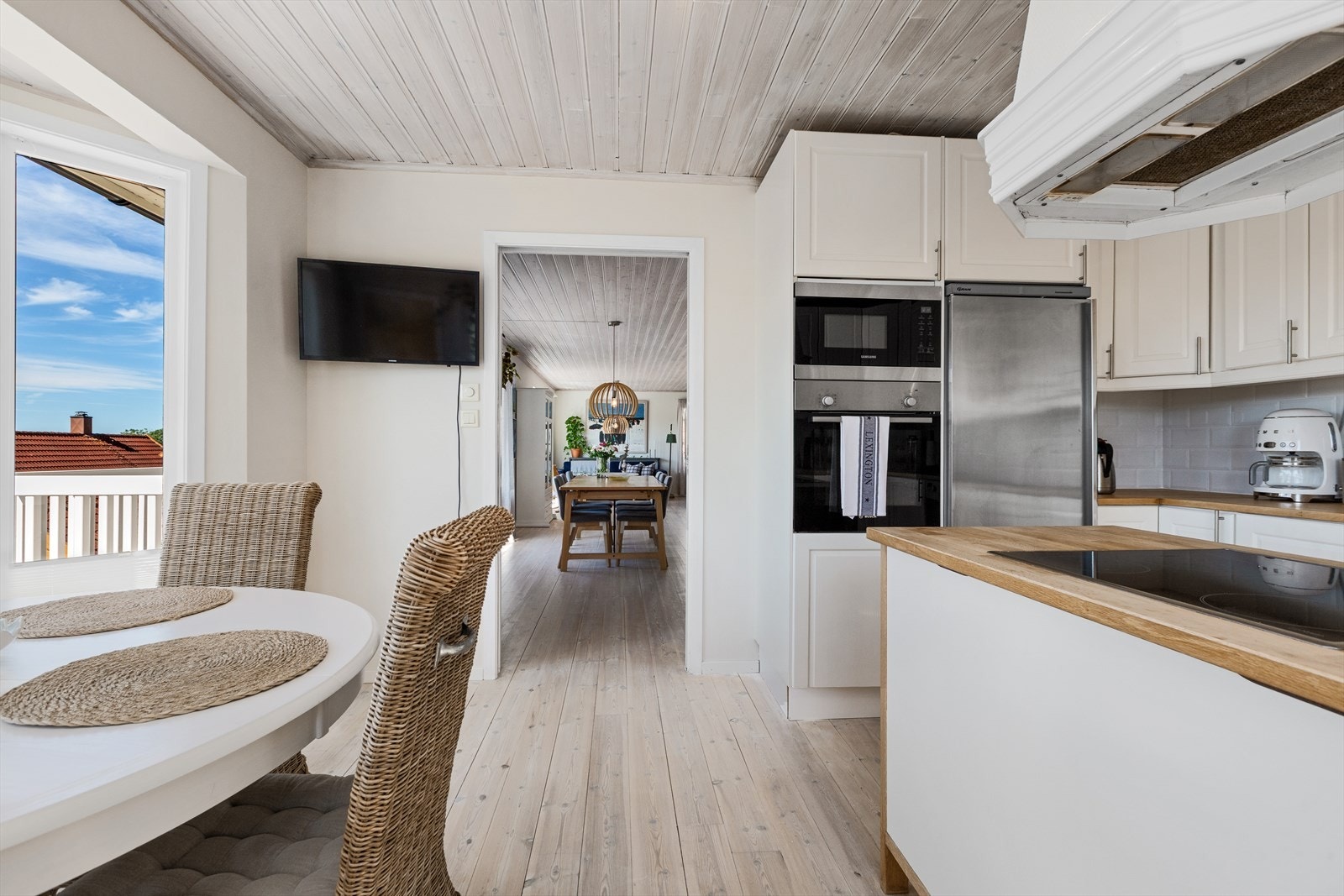 Åpen løsning fra kjøkkenet mot spisestuen skaper en god flyt i rommet. Galleribilde