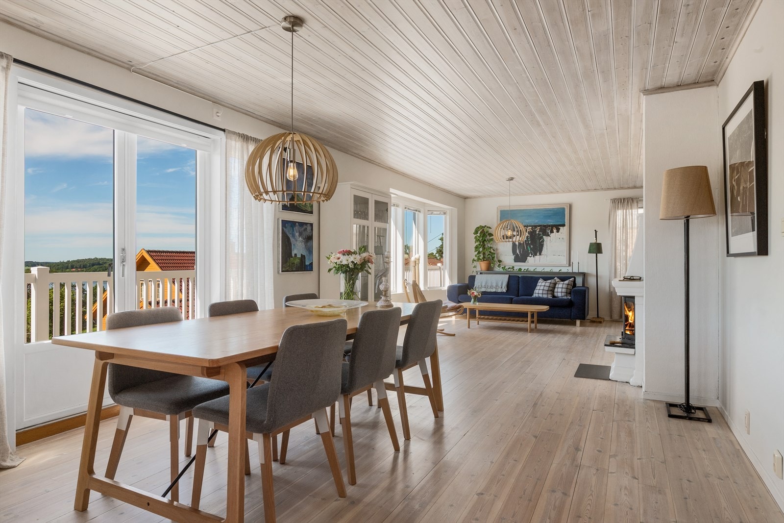 Store, lyse og luftige oppholdsrom med gjennomgående, behandlede tregulv. Galleribilde