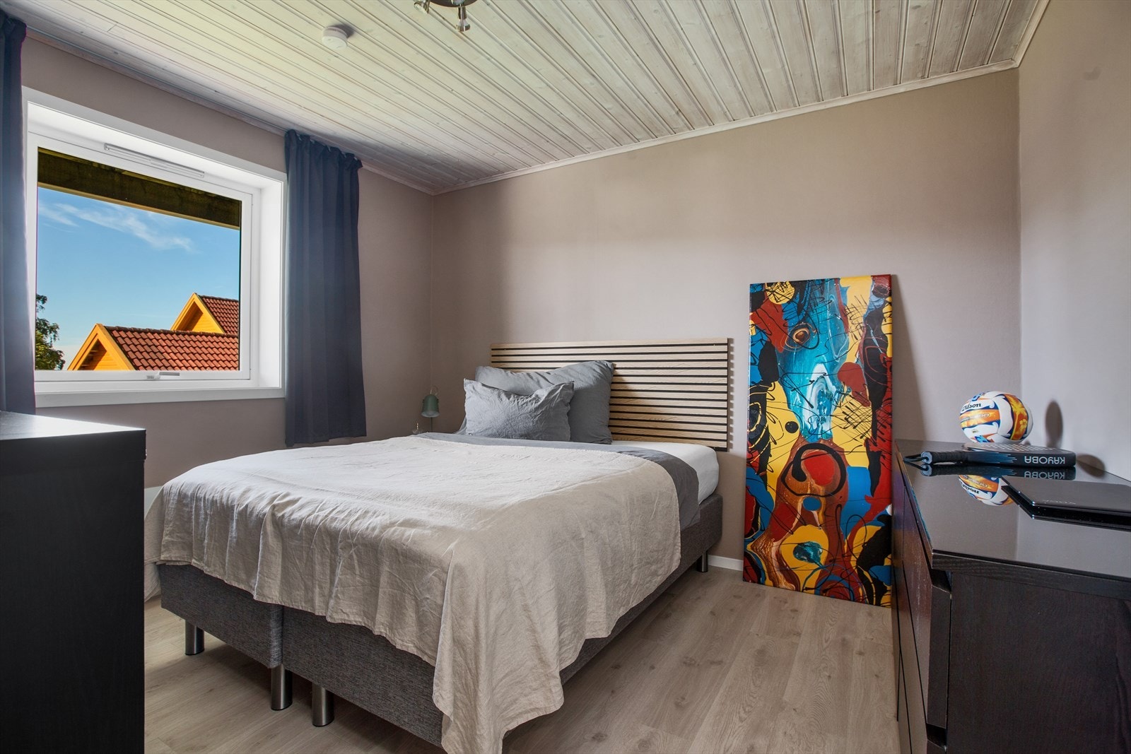 Soverommene har god størrelse med plass til både seng og møblering. Galleribilde