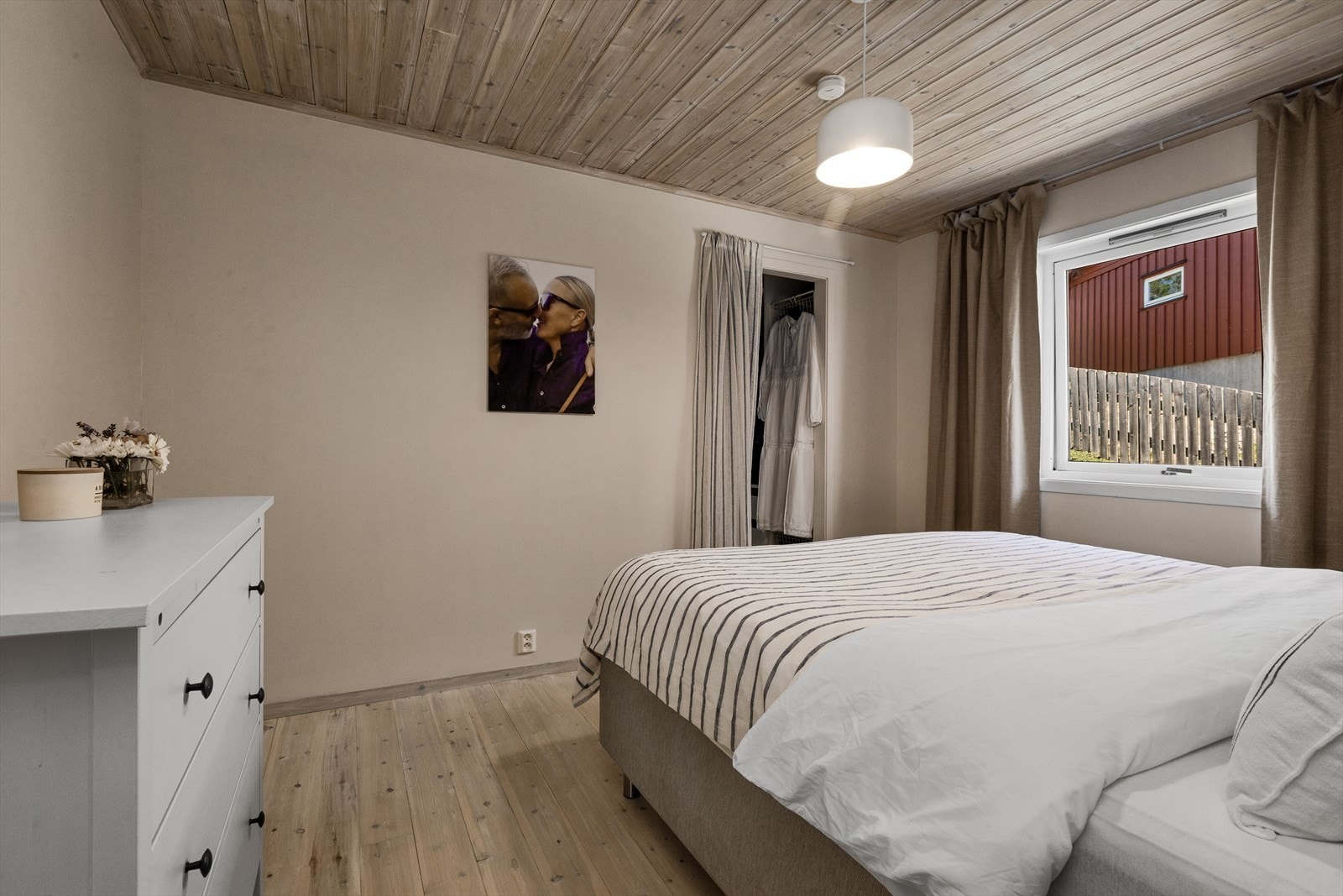 Hovedsoverommet i første etasje har pusset og behandlet tregulv. Galleribilde