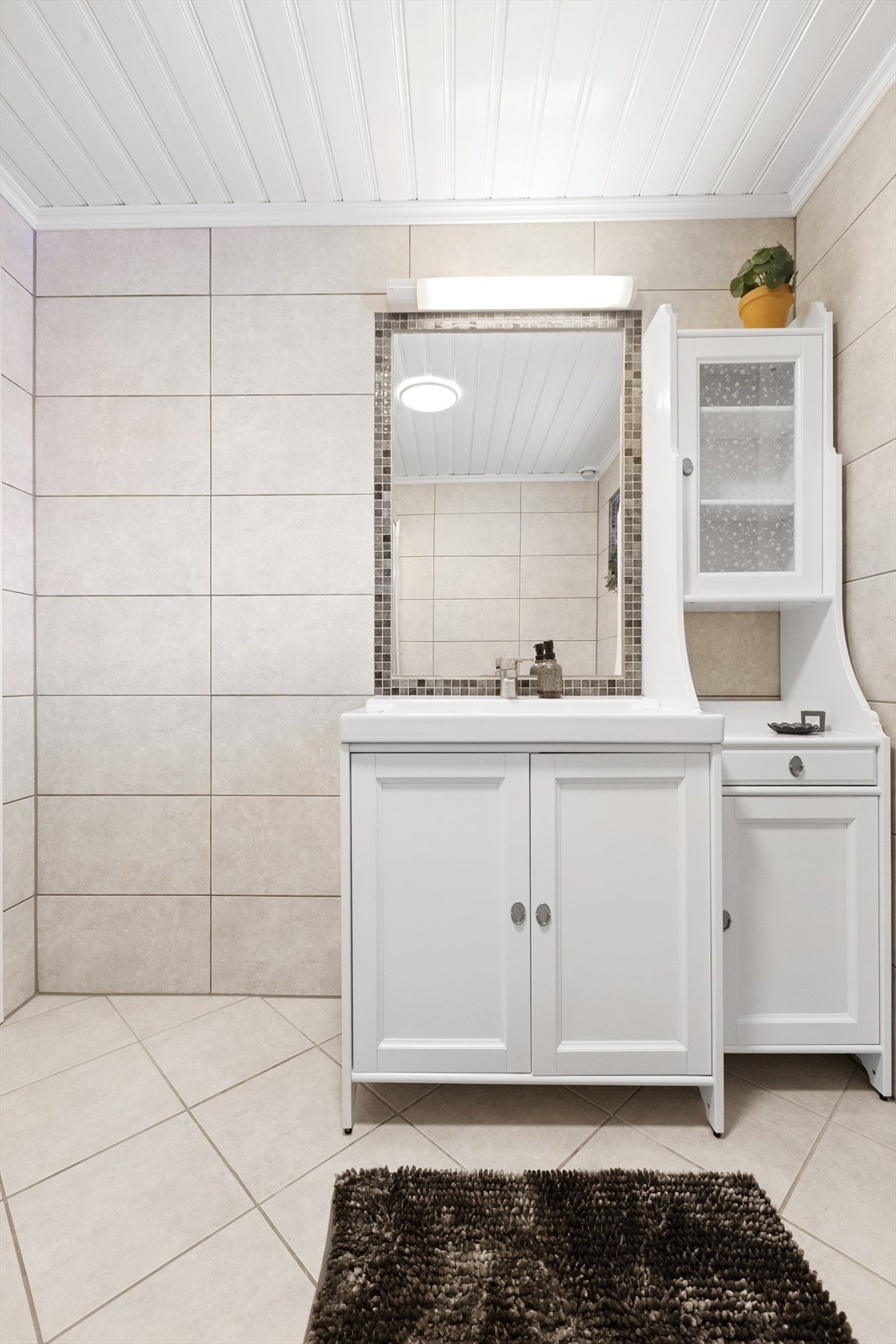 Baderomsinnredningen gir god plass til oppbevaring. Galleribilde