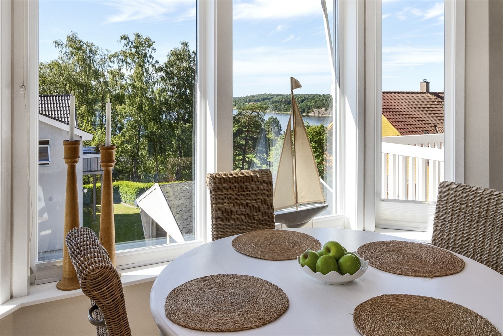 Fra spisekroken i karnappet har man flott utsikt mot omgivelsene. Galleribilde