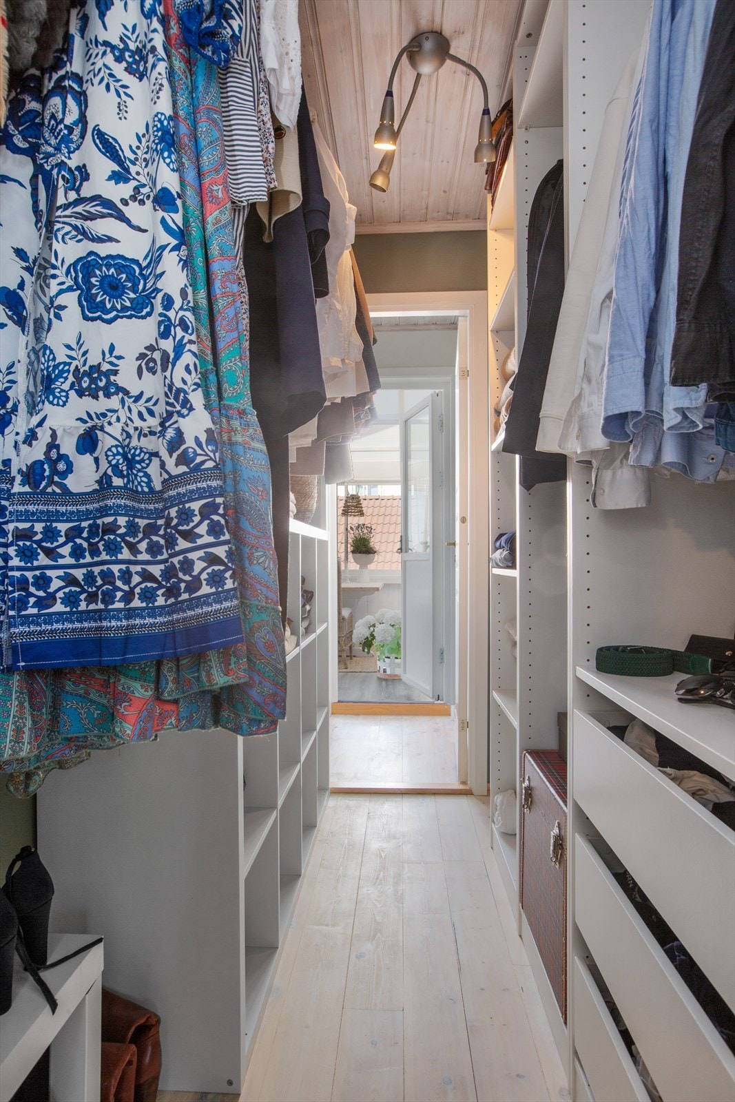 Fra hovedsoverommet er det direkte tilgang til et romslig walk-in-closet. Galleribilde