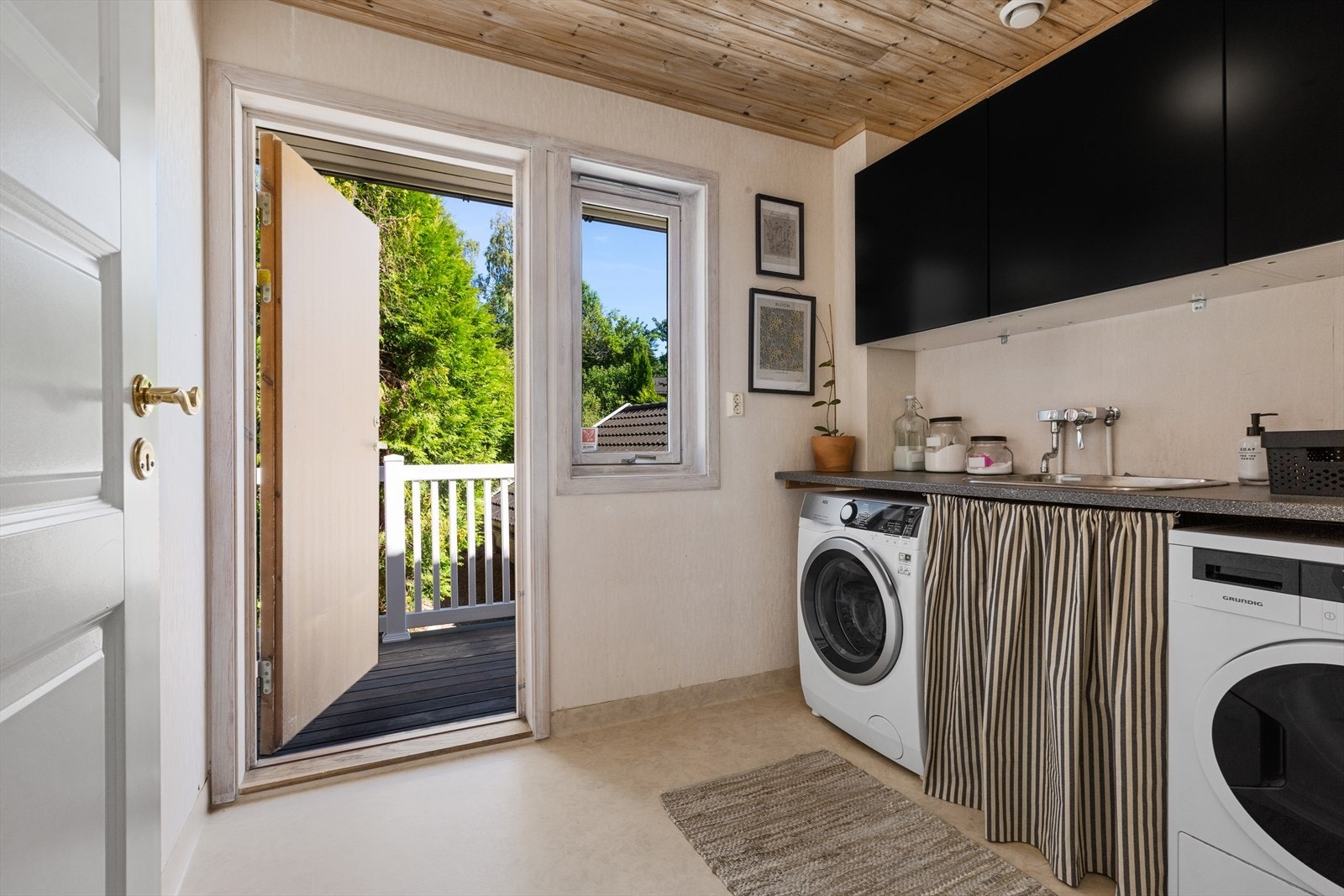 Separat vaskerom med egen utgang til terrassen forenkler hverdagslogistikken. Galleribilde