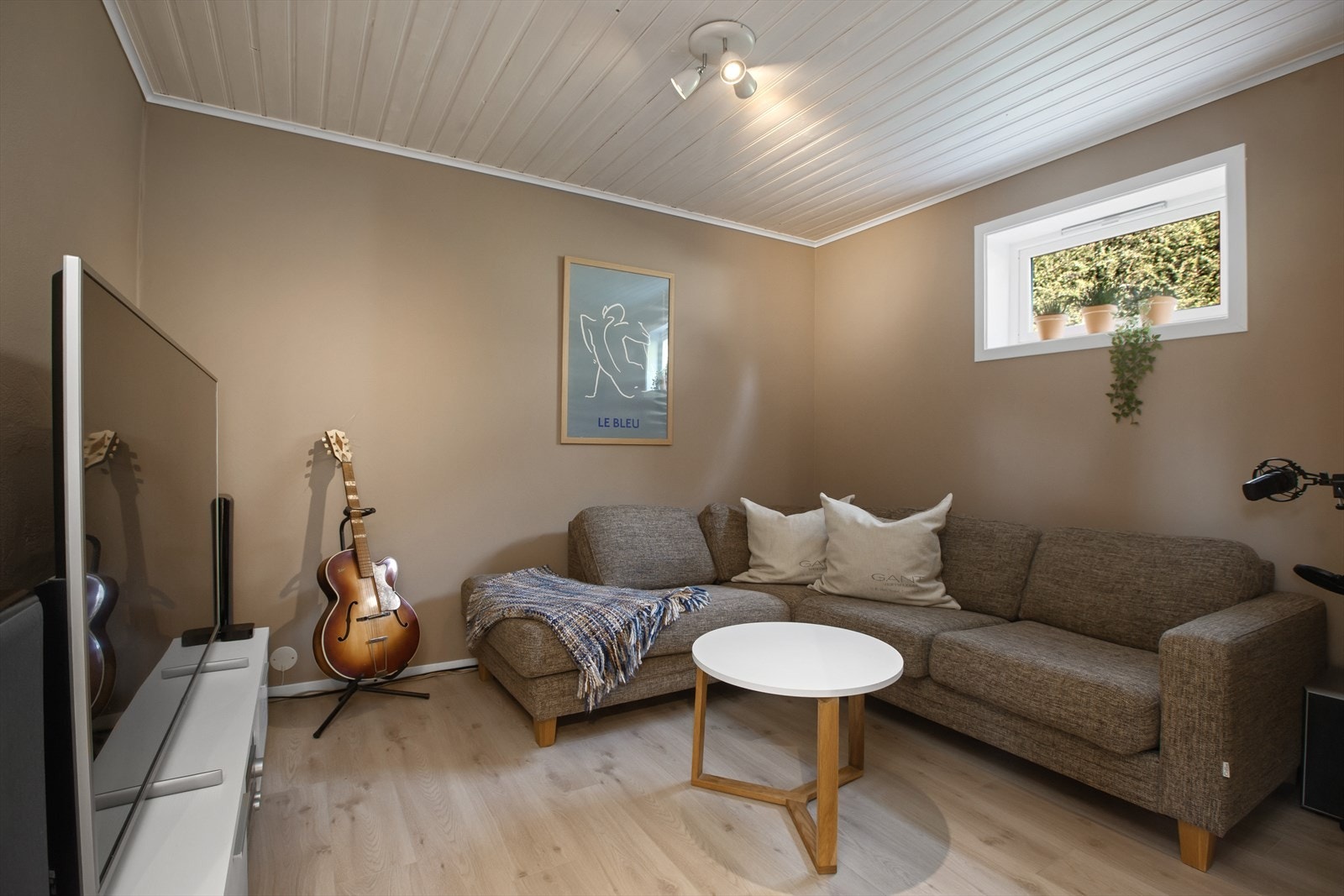 Egen TV-stue gir fleksibilitet og en ekstra sosial sone for familien. Se punkt ferdigattest i salgsoppgaven. Galleribilde