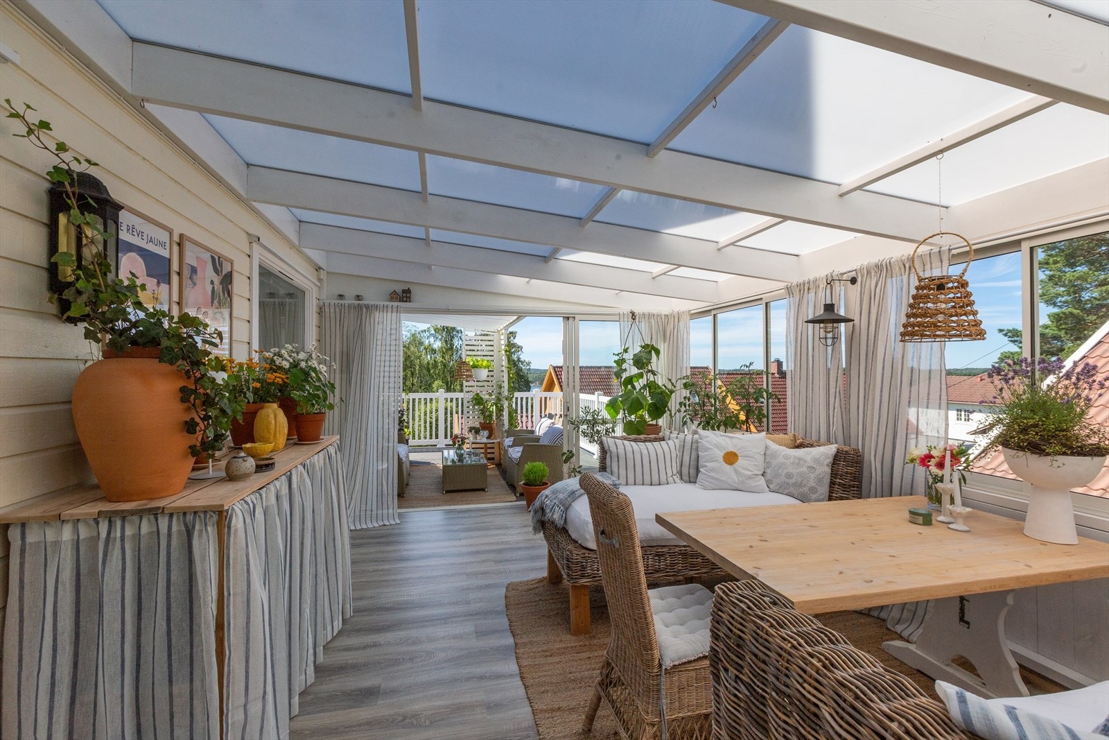 Rekkverket på verandaen er byttet til vedlikeholdsvennlig PVC. Galleribilde