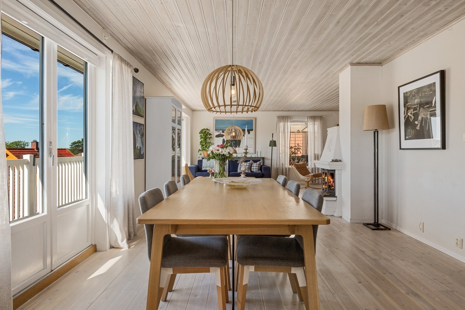 Spisestuen fungerer som et bindeledd mellom kjøkken og stue, med utgang til balkong. Galleribilde