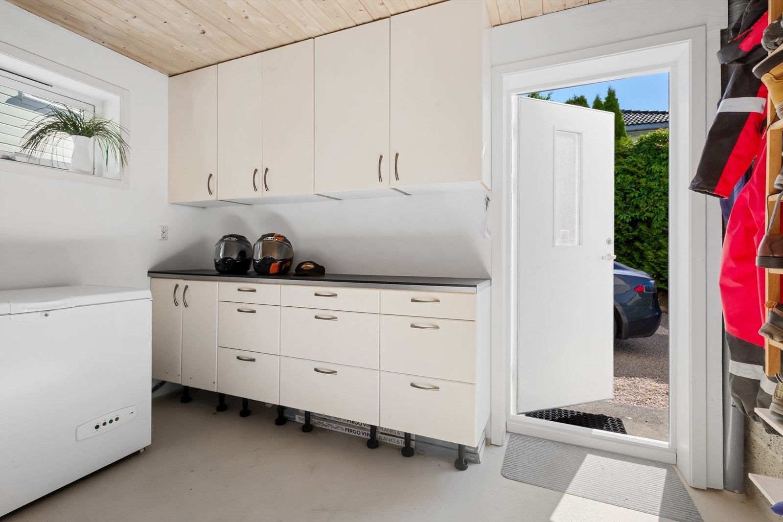 Praktisk grovinngang med rikelig skapplass og direkte utgang til gårdsplassen. Galleribilde