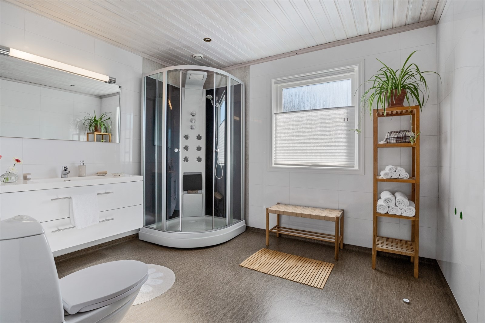 Hovedbadet i første etasje er renovert og har et moderne uttrykk. Galleribilde