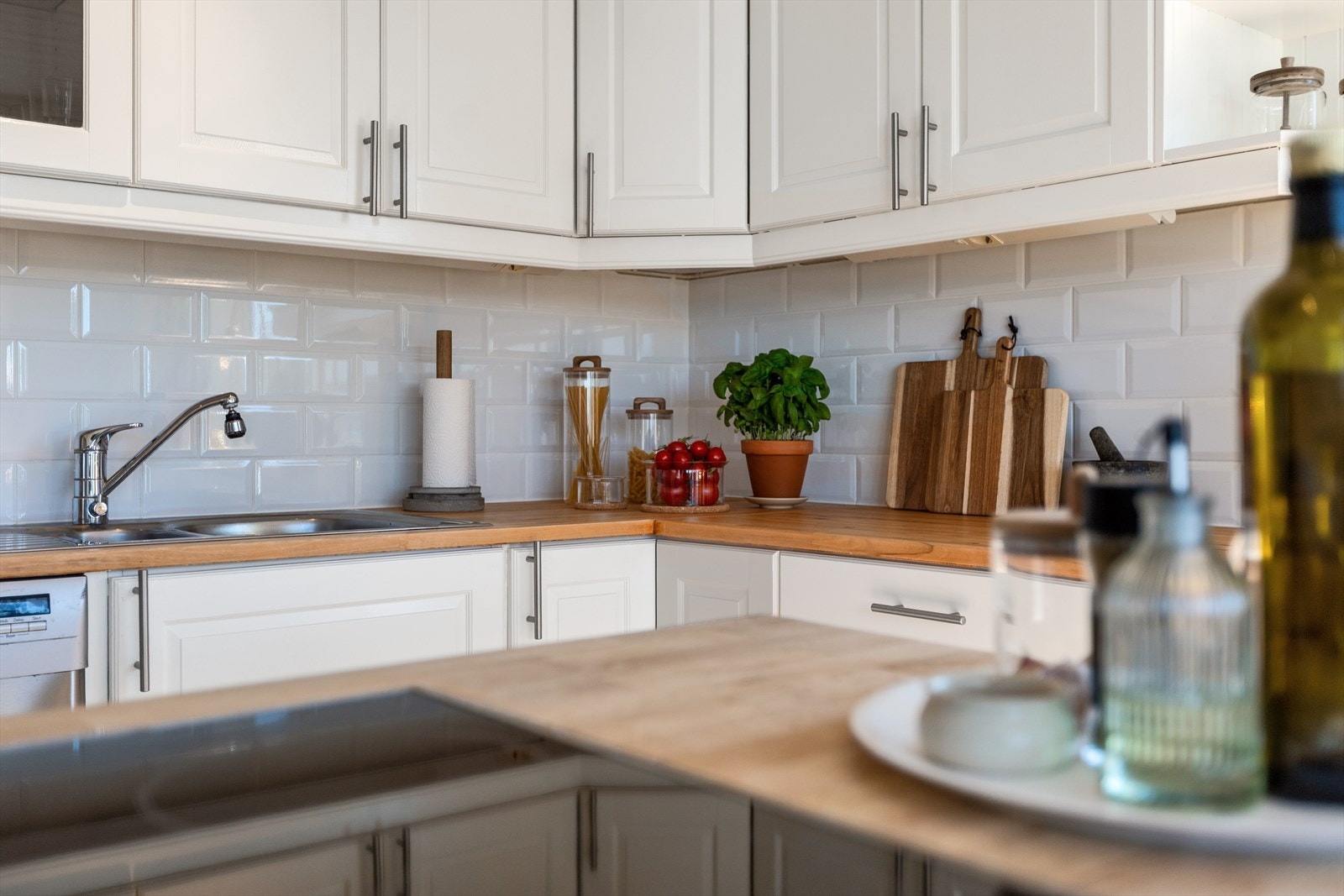 Fliser over kjøkkenbenken beskytter veggen og forenkler renholdet. Galleribilde