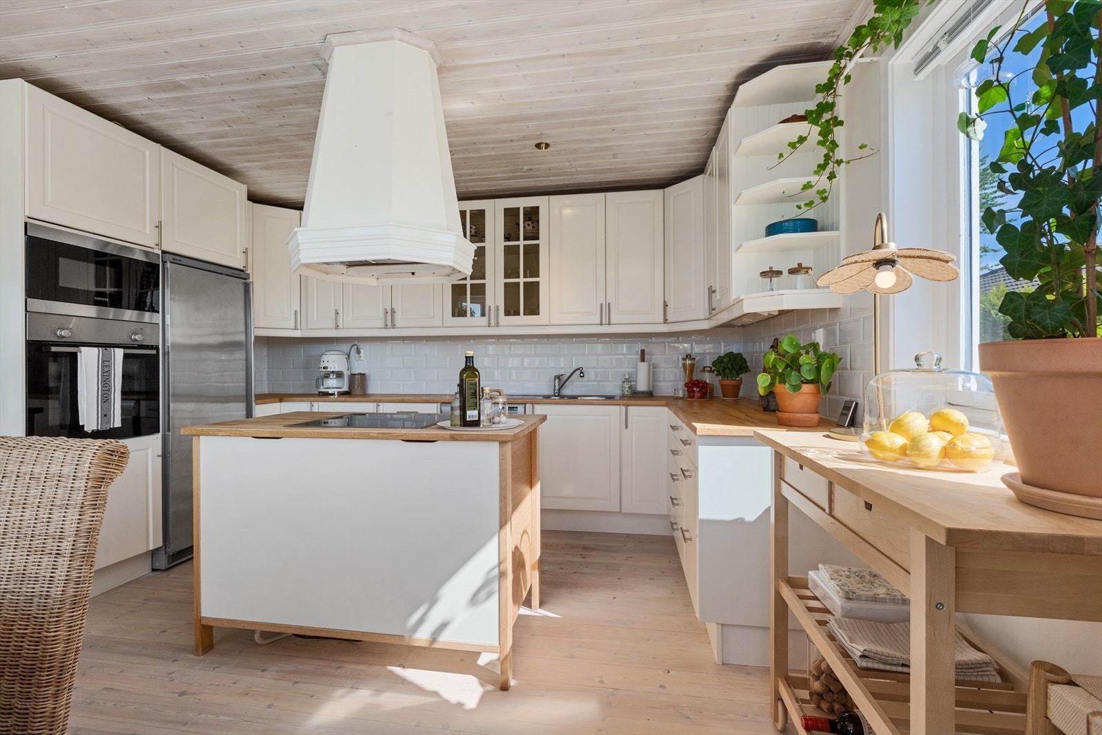 Kjøkkenet er innholdsrikt med rikelig skap- og benkeplass. Galleribilde