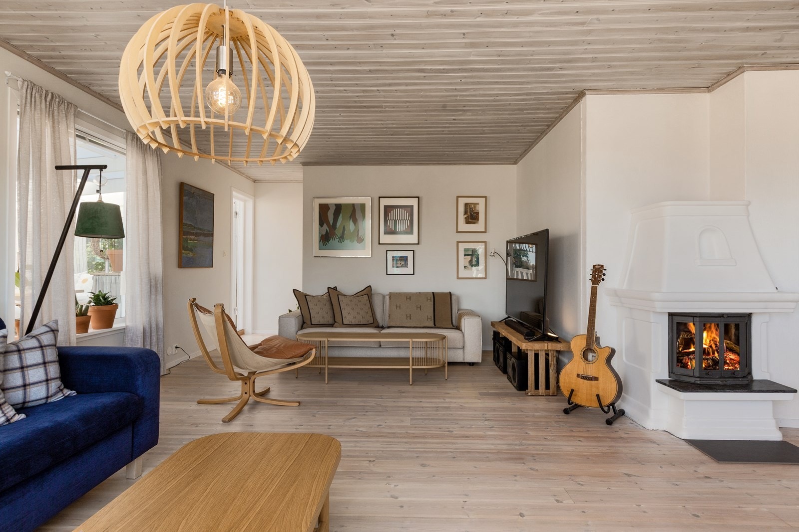 Stuen har flere soner og gode møbleringsmuligheter. Galleribilde