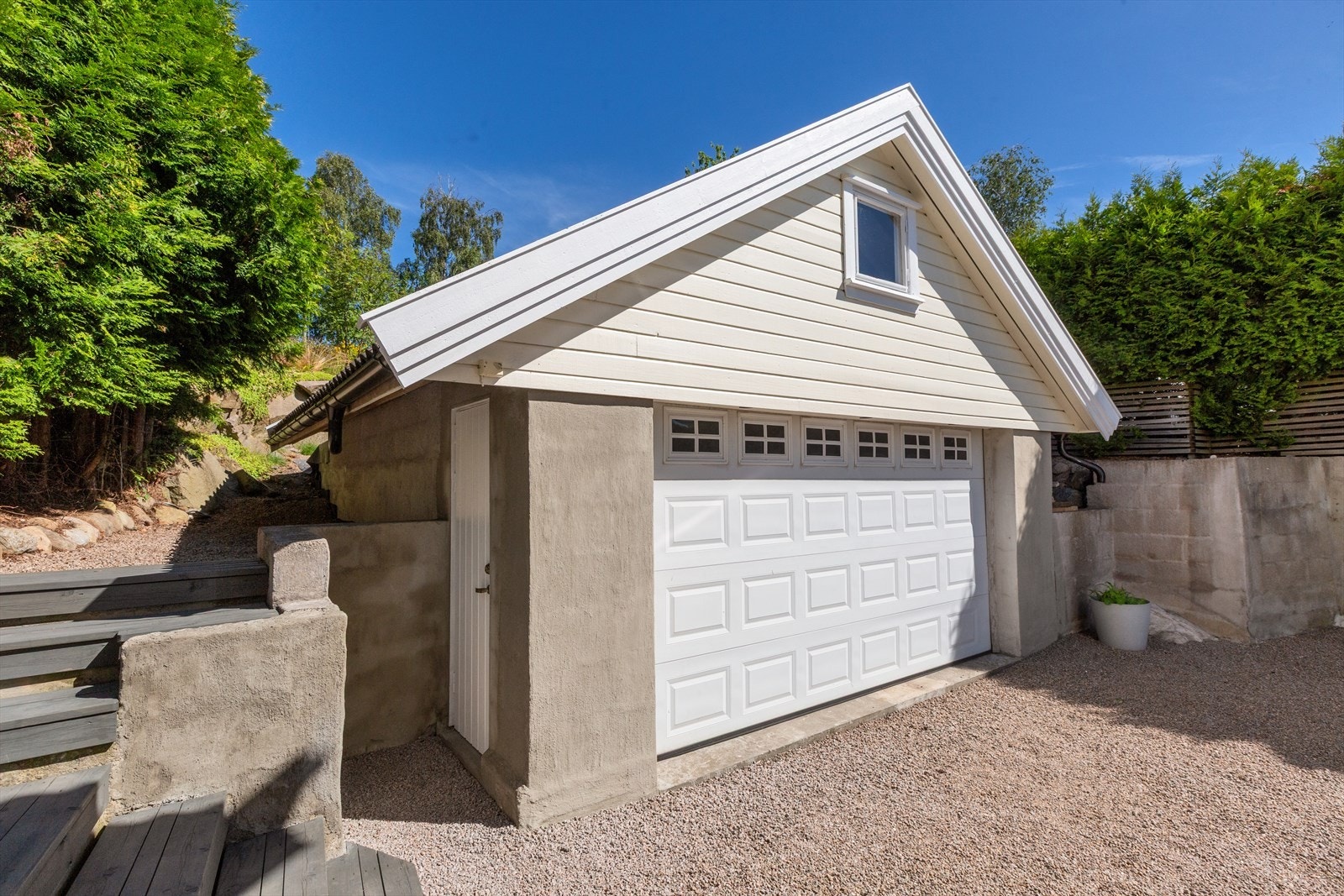 Frittstående garasje med lagringsplass på loftet gir gode oppbevaringsmuligheter. Galleribilde