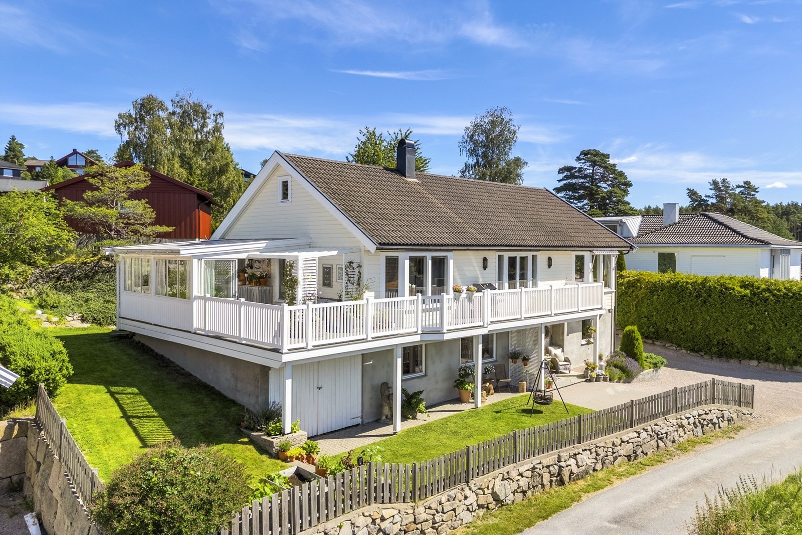 Store, delvis overbygde terrassearealer mot sørvest Galleribilde